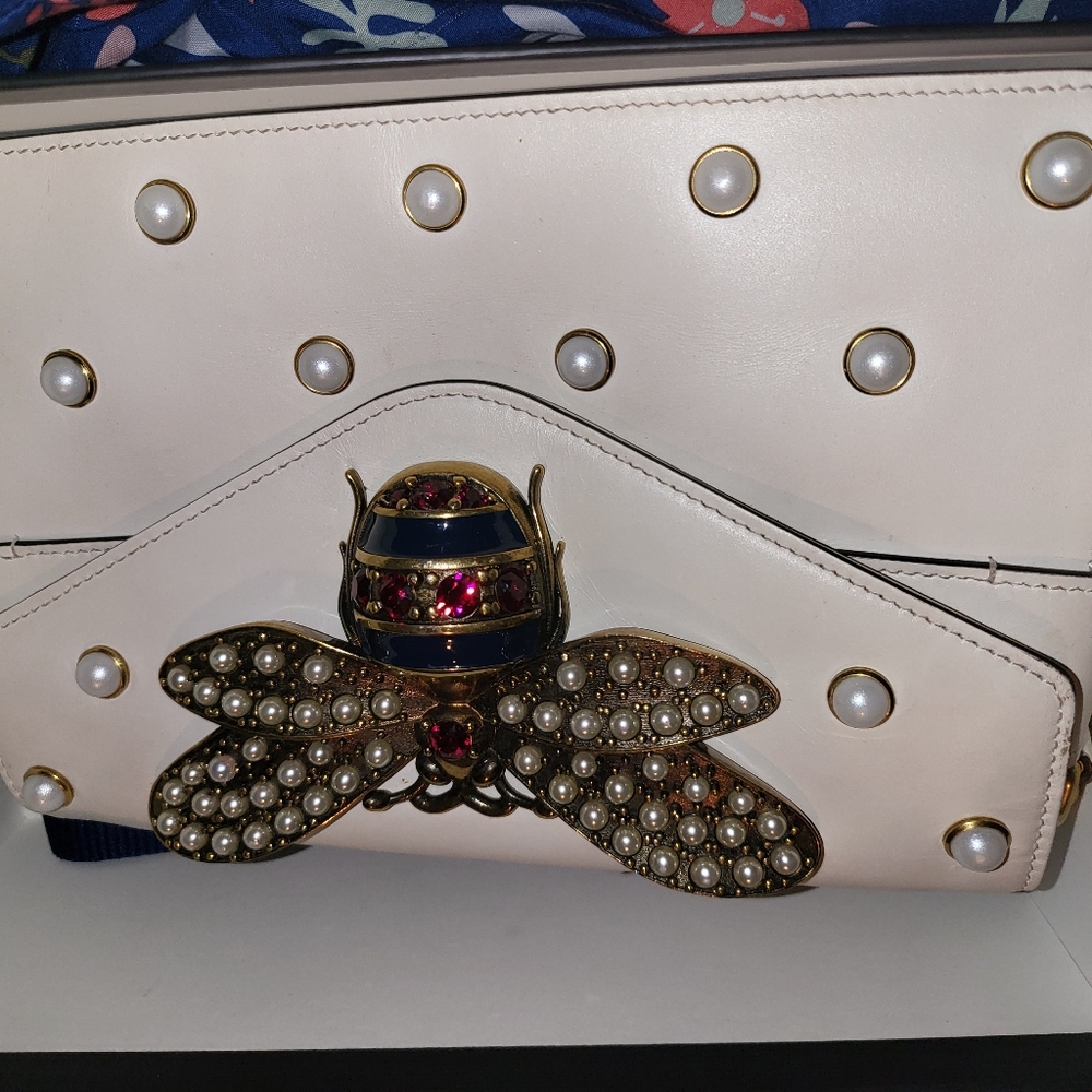 GUCCI Queen Margaret Embellished Bee pearl stud white flap crossbody bag